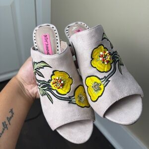 Betsey Johnson Yellow Floral Embroidered Mules Size 9‎